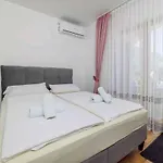 With Pool In 54888 Apartman Crikvenica
