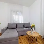 With Pool In 54888 Apartman Crikvenica