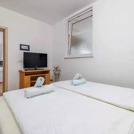 דירה With Pool In 54888