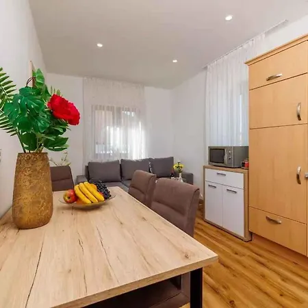 דירה With Pool In 54888