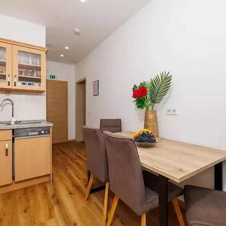 דירה With Pool In 54888